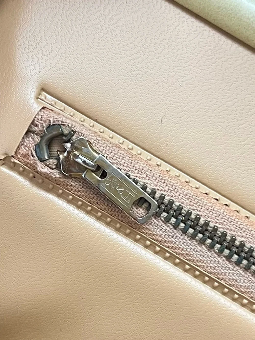 Vintage 50’s 60’s cream colored handbag